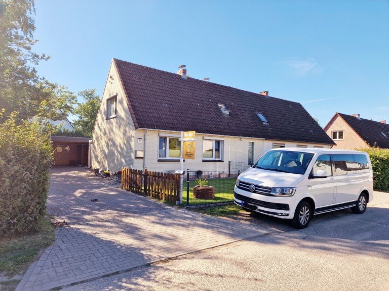 Frontansicht Pinneberg Doppelhaush�lfte VERKAUFT! Gem�tliches Eigenheim in PI-Waldenau: Provisionsfreie Doppelhaush�lfte mit Wintergarten, Carport, Werkstatt und gro�em Gartenparadies!