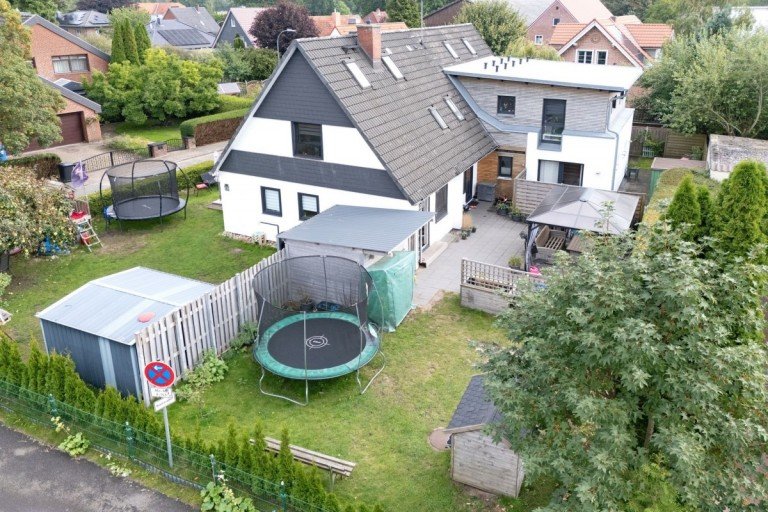 Wohnhaus mit zwei Wohneinheiten Barmstedt Zweifamilienhaus 237 m� - Vermietetes Zweifamilienhaus als solide Kapitalanlage, Eigennutzung oder beides