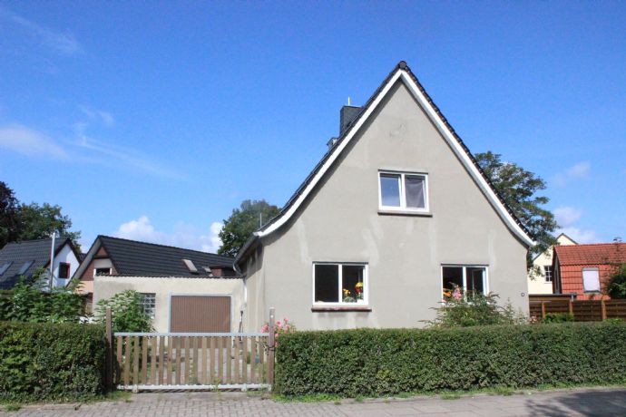 Hausansicht mit Garage Pinneberg Einfamilienhaus VERKAUFT! Alleinstehendes Einfamilienhaus im sch�nen Quellental in Pinneberg zu kaufen