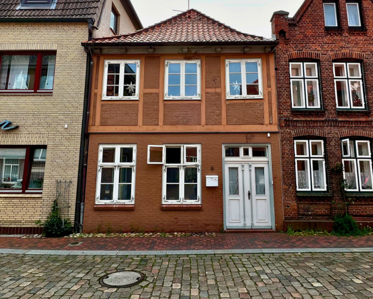 Fassade_Gl�ckstadt_nearsoriginals Gl�ckstadt Einfamilienhaus Charmantes Stadthaus in Gl�ckstadt mit Entwicklungspotenzial