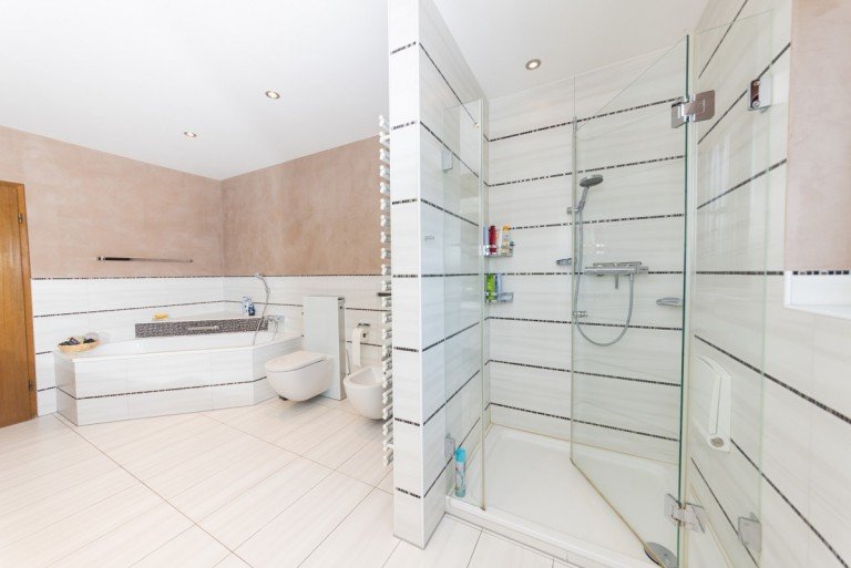 Badezimmer mit Blick auf die Duschkabine Brunsb�ttel Einfamilienhaus Gro�z�giges Familienhaus mit 207 m�, zwei B�dern und park�hnlichem Grundst�ck