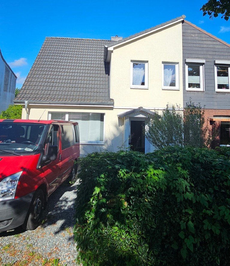 Front L�beck Doppelhaush�lfte VERKAUFT! Charmante Doppelhaush�lfte in L�beck - ideal f�r kleine Familien