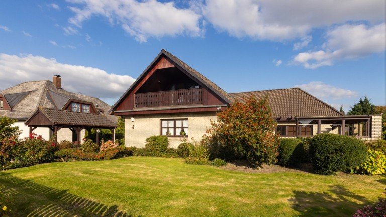 Vorderansicht Brunsb�ttel Einfamilienhaus Gro�z�giges Einfamilienhaus mit 207 m� Wohnfl�che und park�hnlichem Garten in ruhiger Lage von Brunsb�ttel